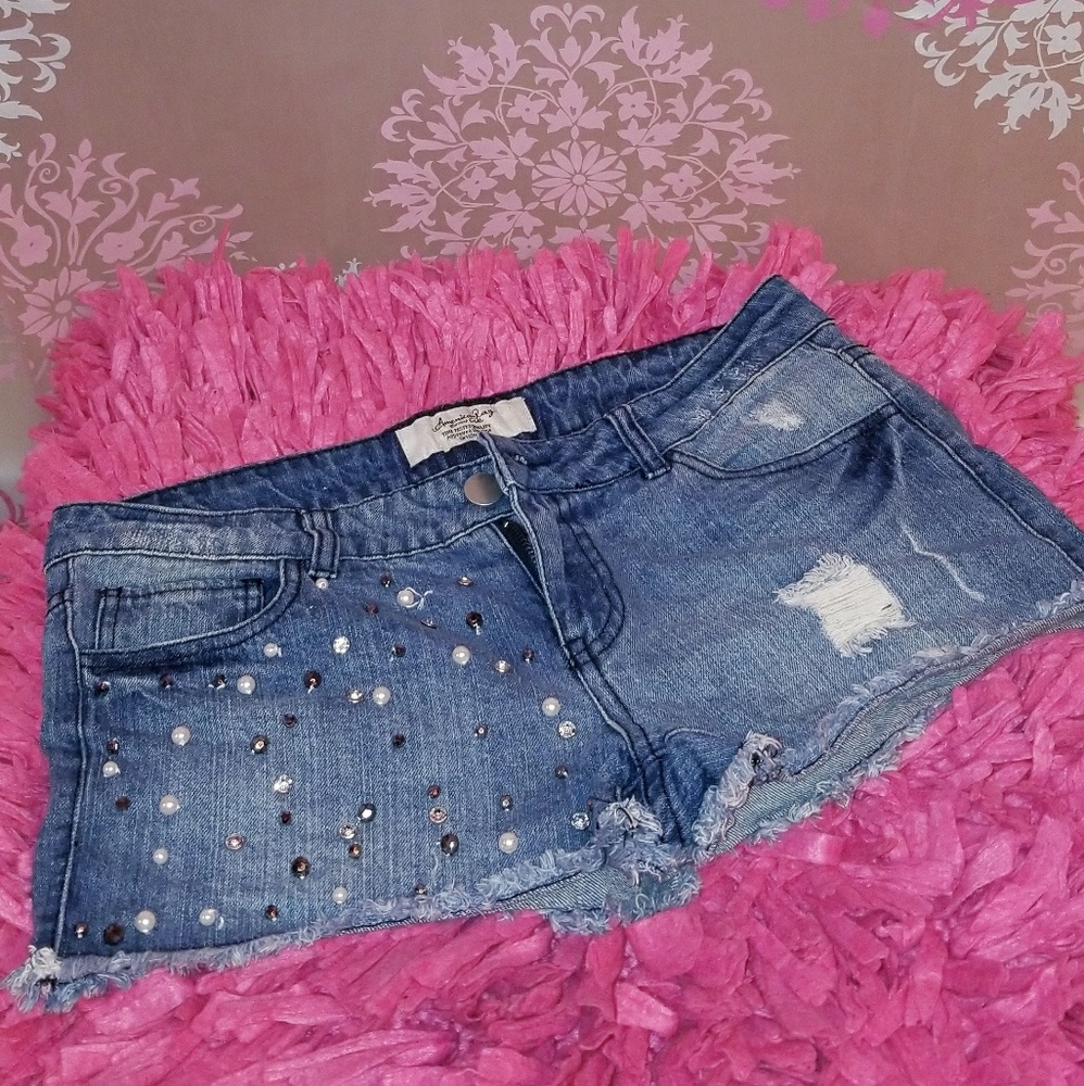 Depressed denim cut off shorts